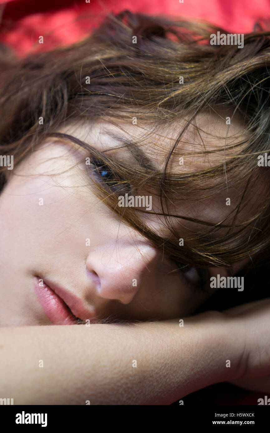 Close up portrait of a young woman hair covering face Banque D'Images