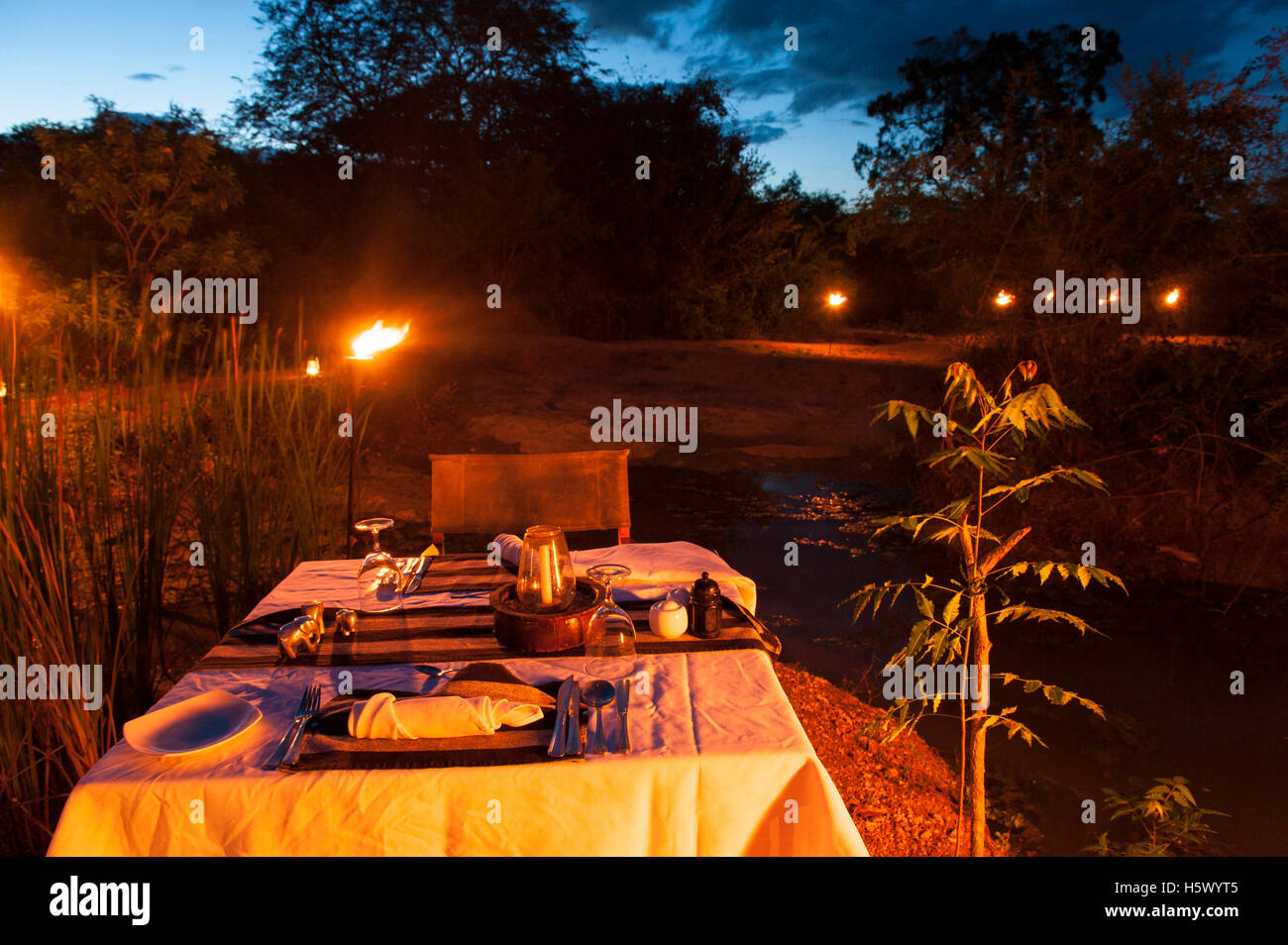 Table de dîner sous les étoiles dans un safari camp, parc national de Yala, au Sri Lanka Banque D'Images