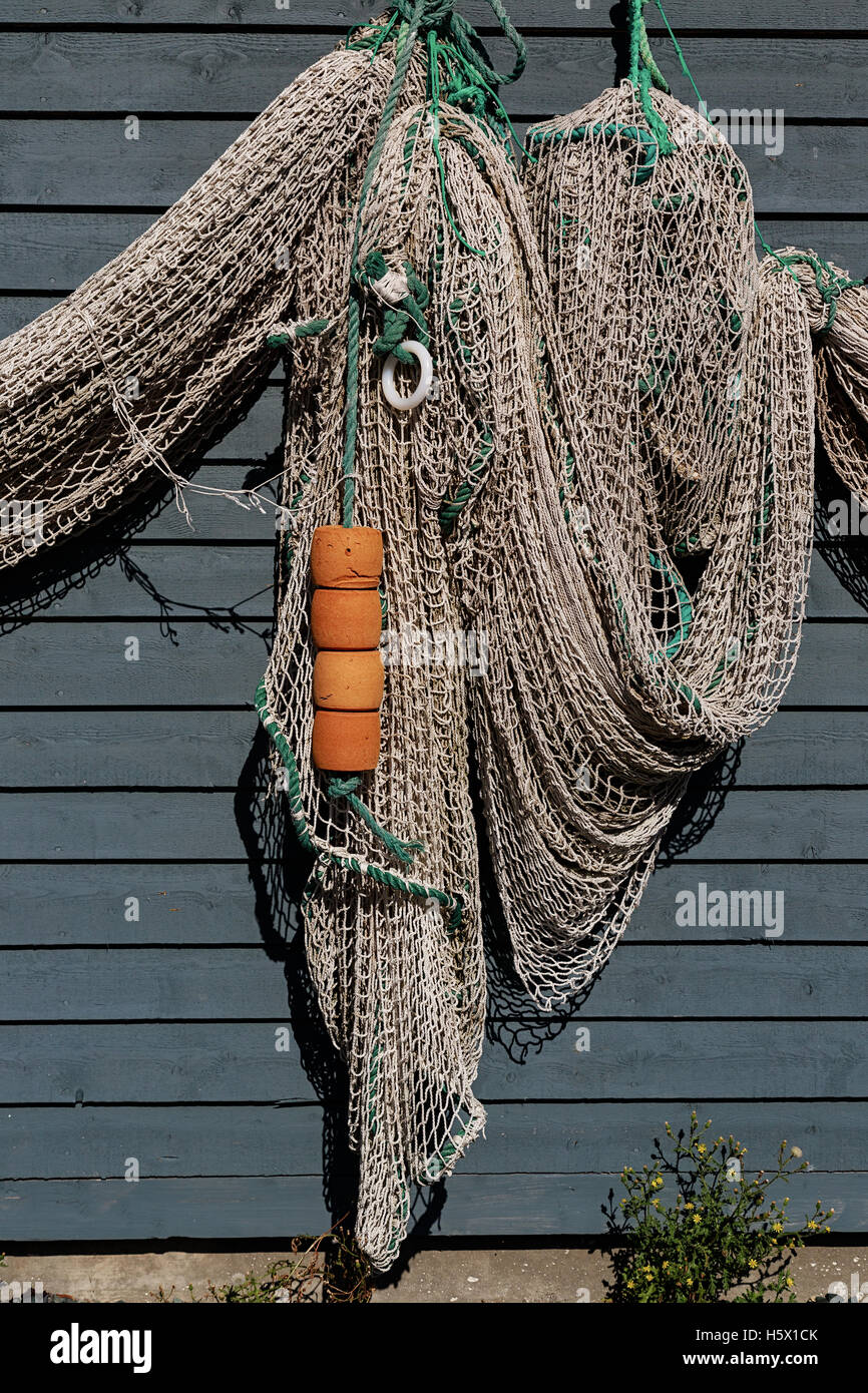 Filet de pêche de Terre-Neuve et de bouées hanging on a rustic wall. Banque D'Images Filet de pêche de Terre-Neuve et de bouées hanging on a rustic wall. Banque D'Images