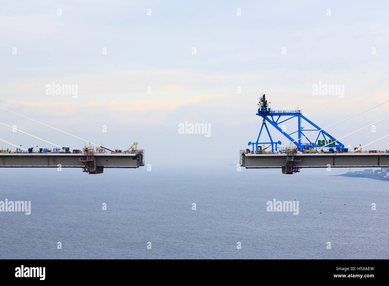 En attente de la dernière pièce, les travaux de construction du nouveau franchissement Queensferry Firth of Forth Road Bridge. Edimbourg, Ecosse Banque D'Images