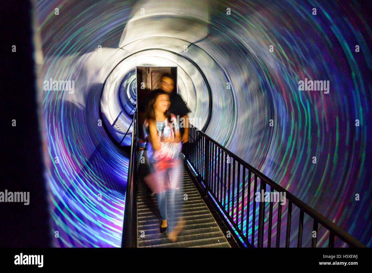 Tunnel optical illusion Banque de photographies et d’images à haute ...