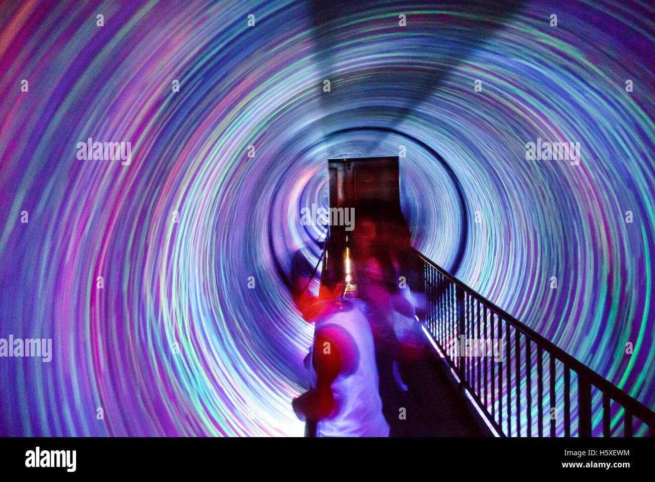 Tunnel optical illusion Banque de photographies et d’images à haute ...