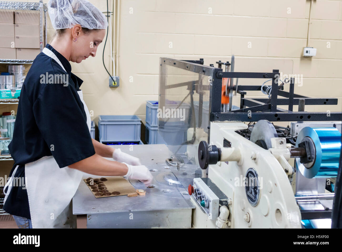 St. Saint Augustine Floride, chocolats Whetstone, intérieur, usine, chaîne de production, bonbons au chocolat, adultes, femme femme femme femme femme, ouvrier, W Banque D'Images