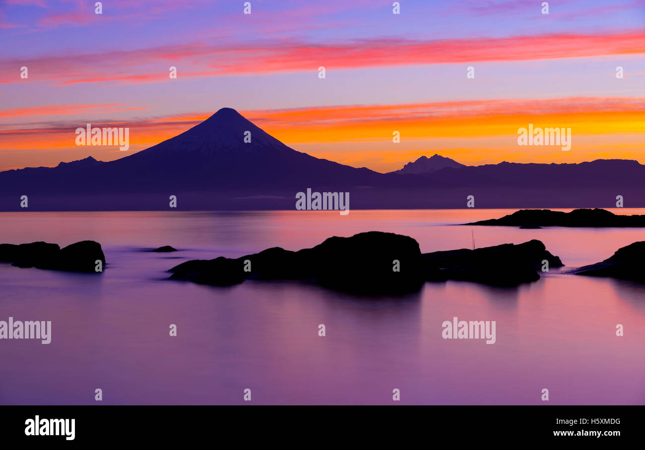 Volcan Osorno y Lago LLanquihue. Le lac LLanquihue et le volcan Osorno. À l'aube dans les lacs. Banque D'Images