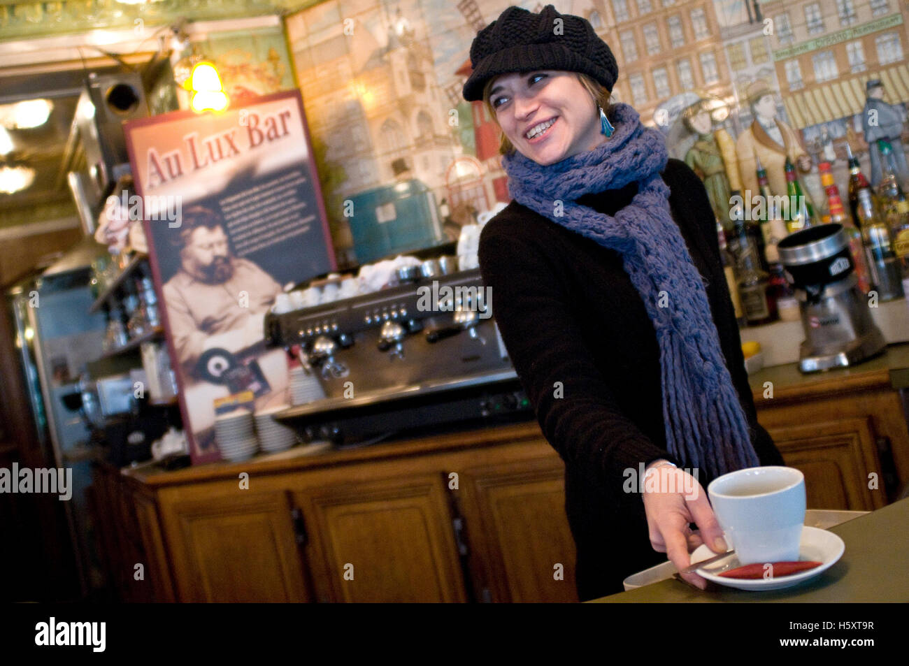 Une serveuse au Lux Bar à Montmartre, Paris, France Banque D'Images