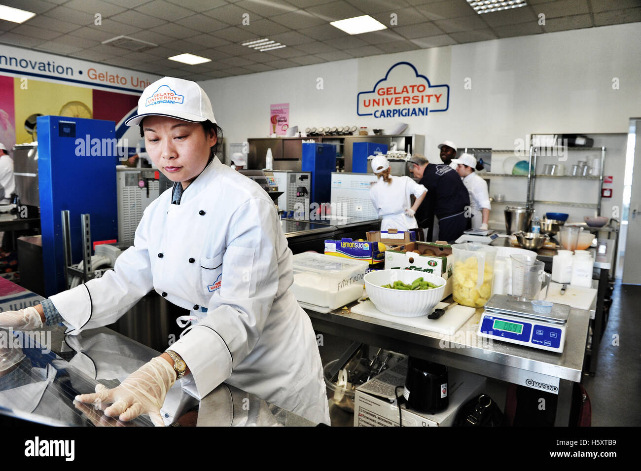 Élèves au travail pendant une leçon pratique à l'Université à Anzola gelato Carpigiani nell'Emilia, Italie Banque D'Images