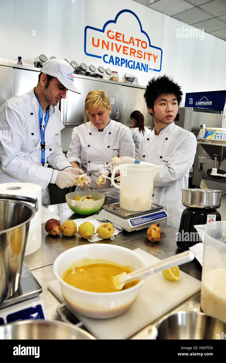 Une leçon pratique à l'Université à Anzola Gelato Carpigiani nell'Emilia, près de Bologne, Italie Banque D'Images