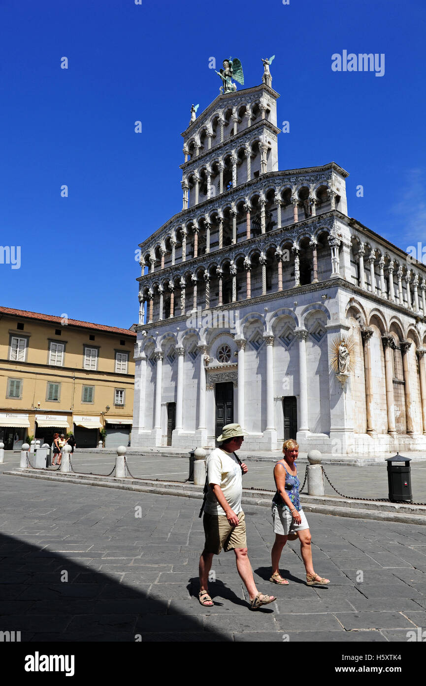 Touristes se promenant en face de l'impressionnante église de San Michele à Foro, Lucca, Italie Banque D'Images