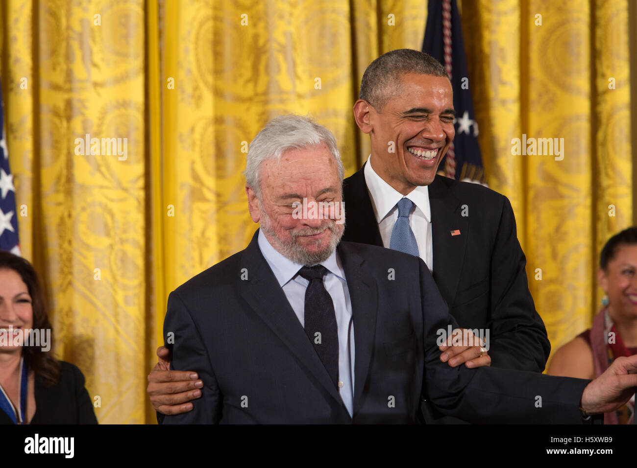Stephen Sondheim (l) et le président Barack Obama à la médaille présidentielle de la liberté des prix à la Maison Blanche à Washington DC le 24 novembre 2015 Banque D'Images