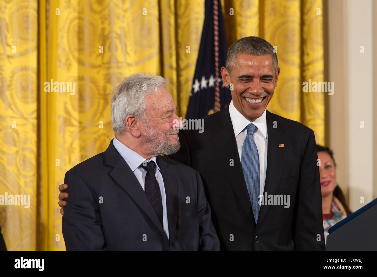 Stephen Sondheim (l) et le président Barack Obama à la médaille présidentielle de la liberté des prix à la Maison Blanche à Washington DC le 24 novembre 2015 Banque D'Images