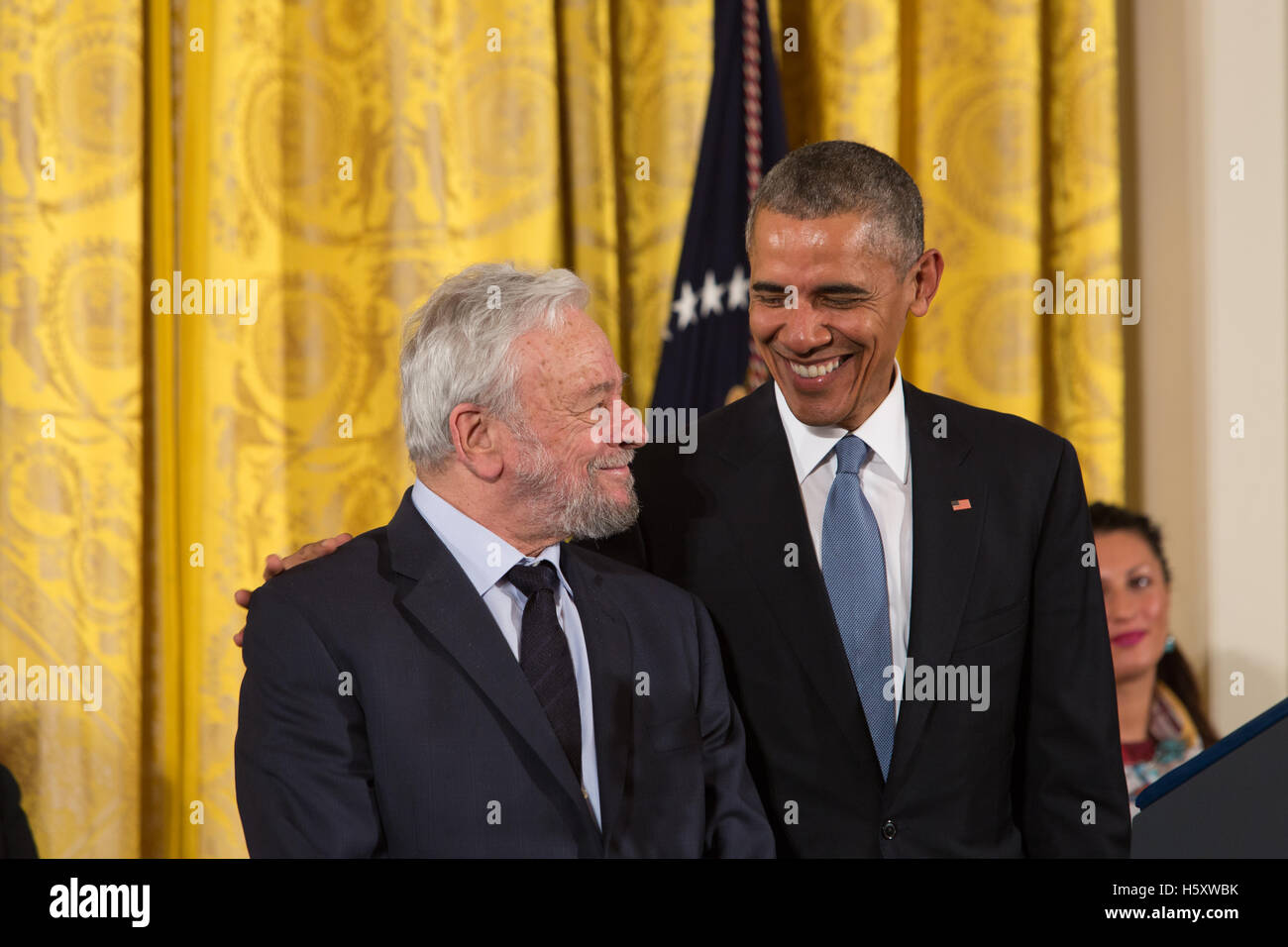 Stephen Sondheim (l) et le président Barack Obama à la médaille présidentielle de la liberté des prix à la Maison Blanche à Washington DC le 24 novembre 2015 Banque D'Images