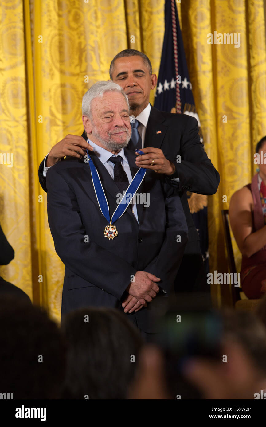 Stephen Sondheim reçoit la Médaille présidentielle de la liberté, décerné par le président américain Barack Obama à la Maison Blanche à Washington DC le 24 novembre 2015 Banque D'Images