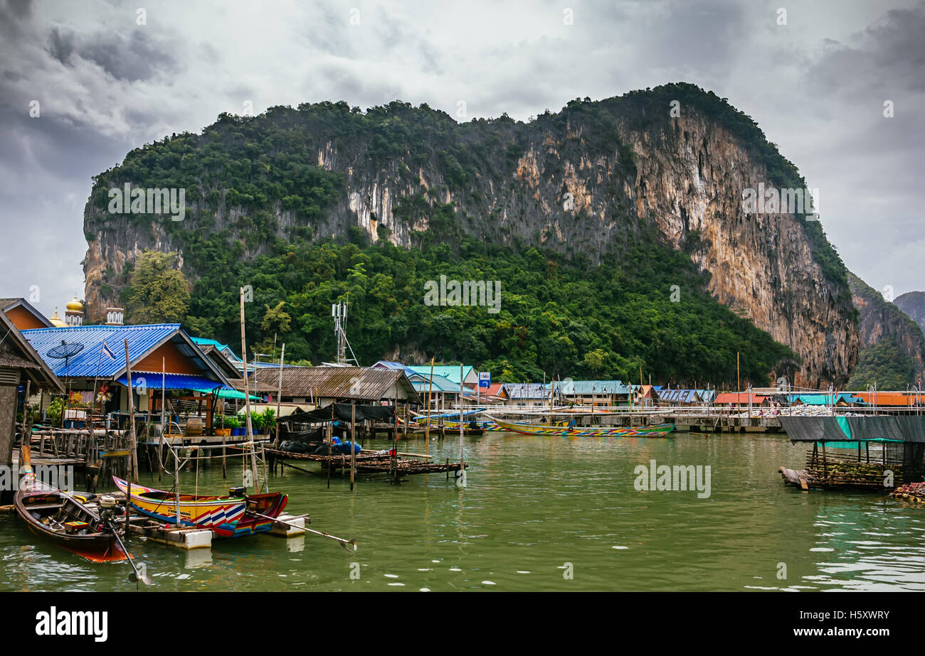 Koh Panyi musulmane flottante de règlement de pêche village construit sur pilotis. La baie de Phang Nga, Krabi, Thaïlande. Banque D'Images