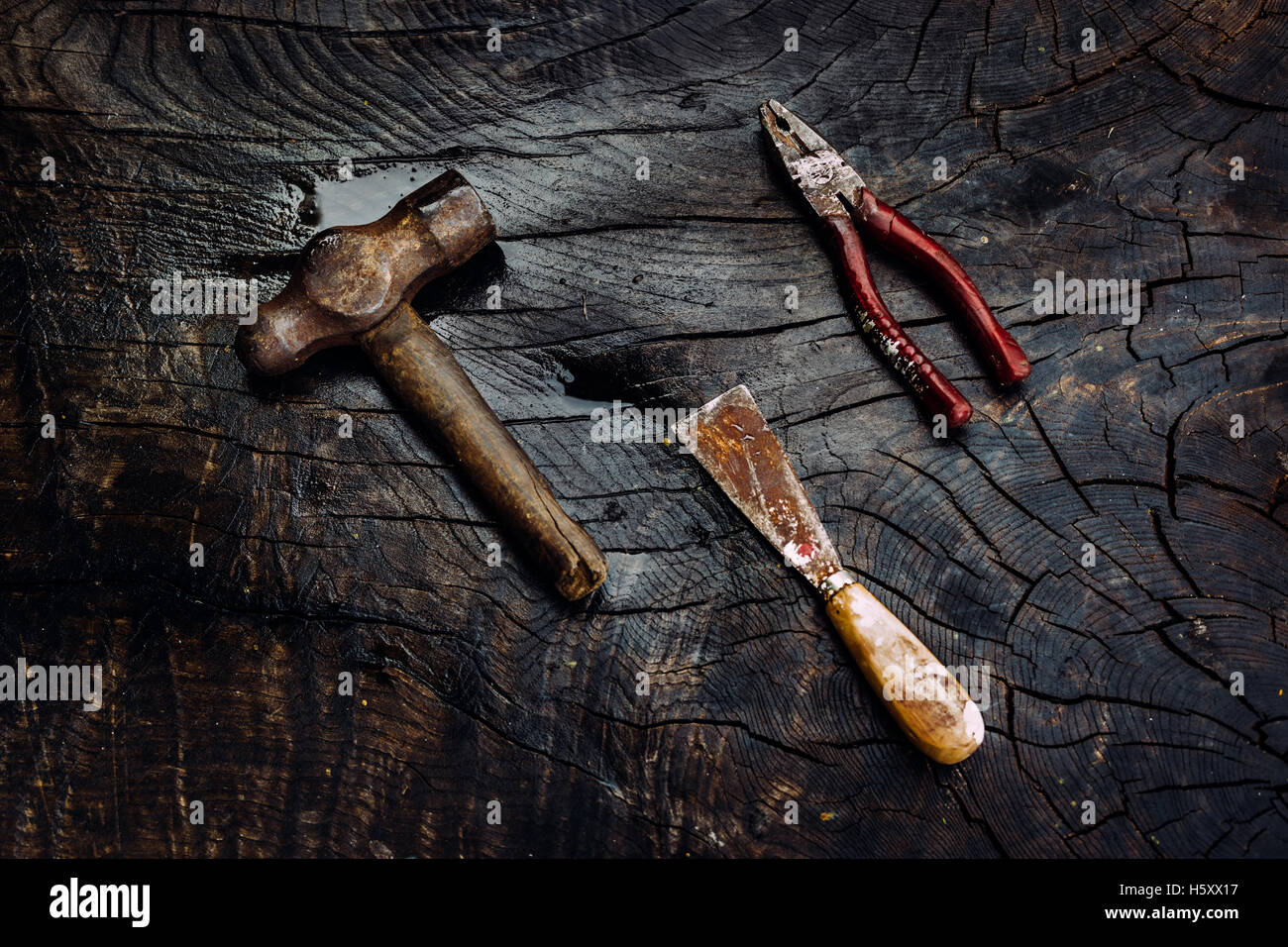 Ensemble d'outils manuels sur un fond de bois sombre. Banque D'Images