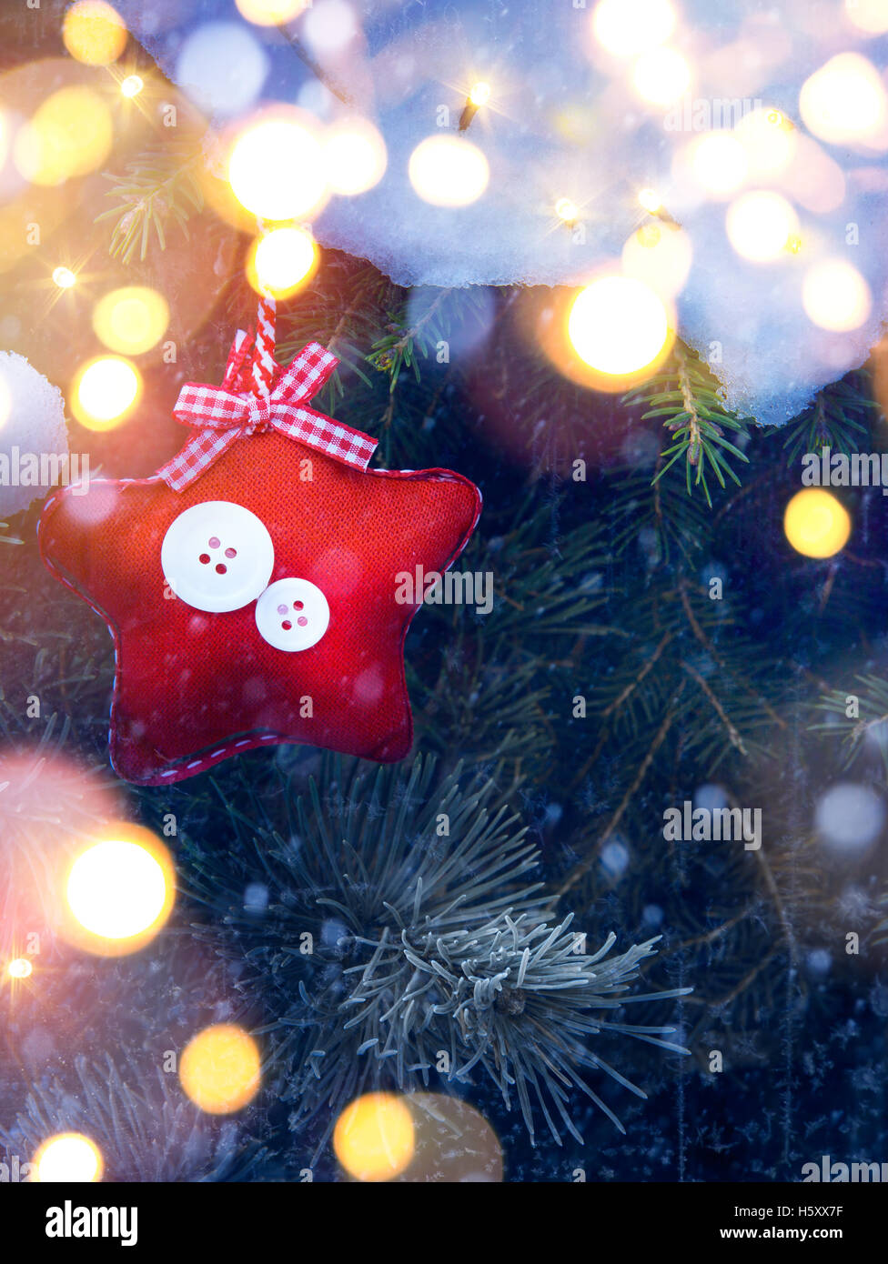 Les vacances de Noël ; l'arbre de Noël décoré avec l'arrière-plan Banque D'Images