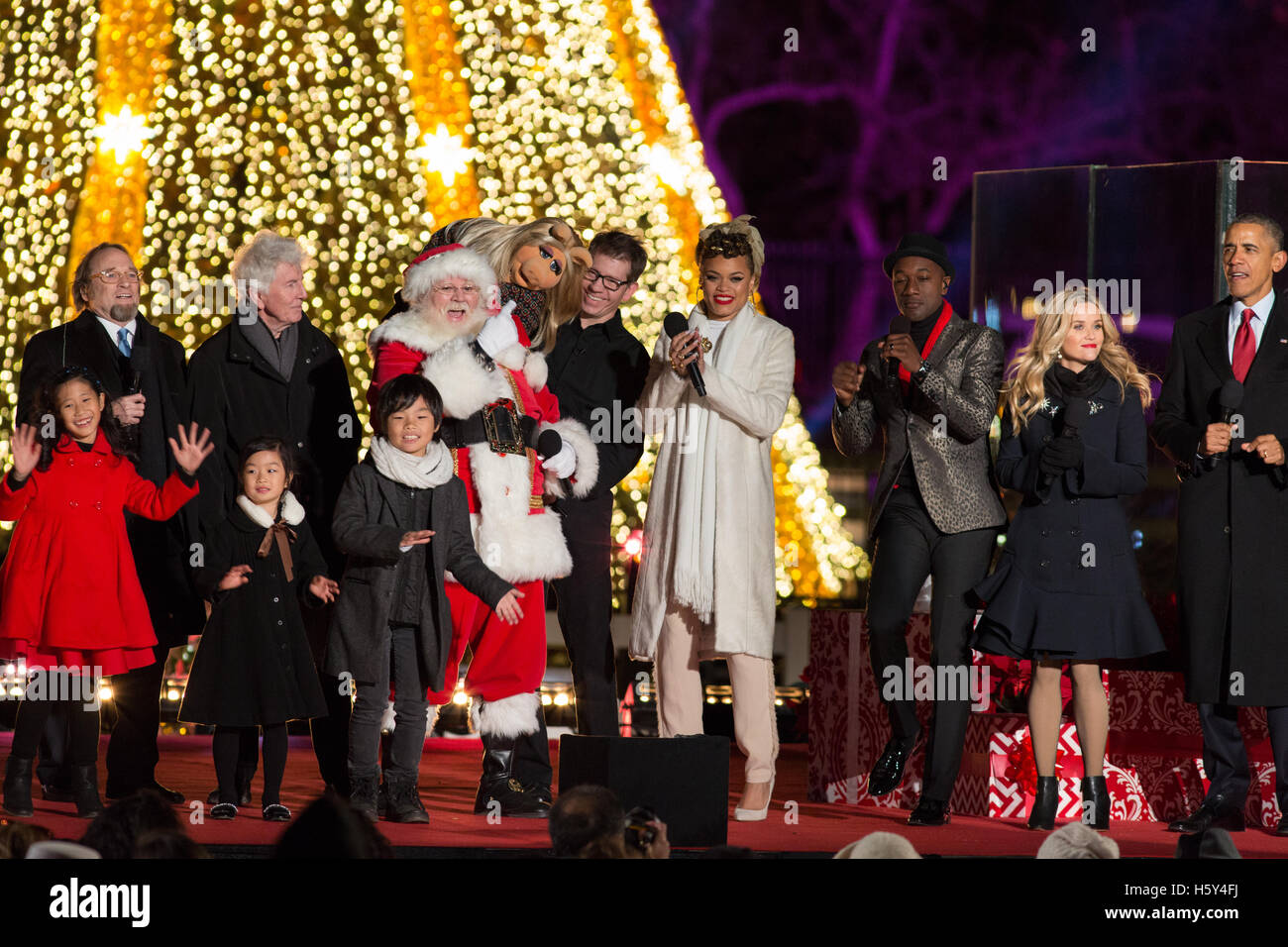 Stephen Stills, Graham Nash, Père Noël, Miss Piggy, Invité, l'Andra Journée, Aloe Blacc, Reese Witherspoon, le président Barack Obama à l'horizon 2015 ; National Christmas Tree Lighting ; le 3 décembre 2015 à Washington D.C. Banque D'Images