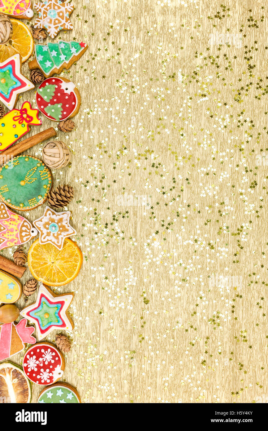 Fond de noël frontière avec gingerbread cookies, orange et épices séchées Banque D'Images