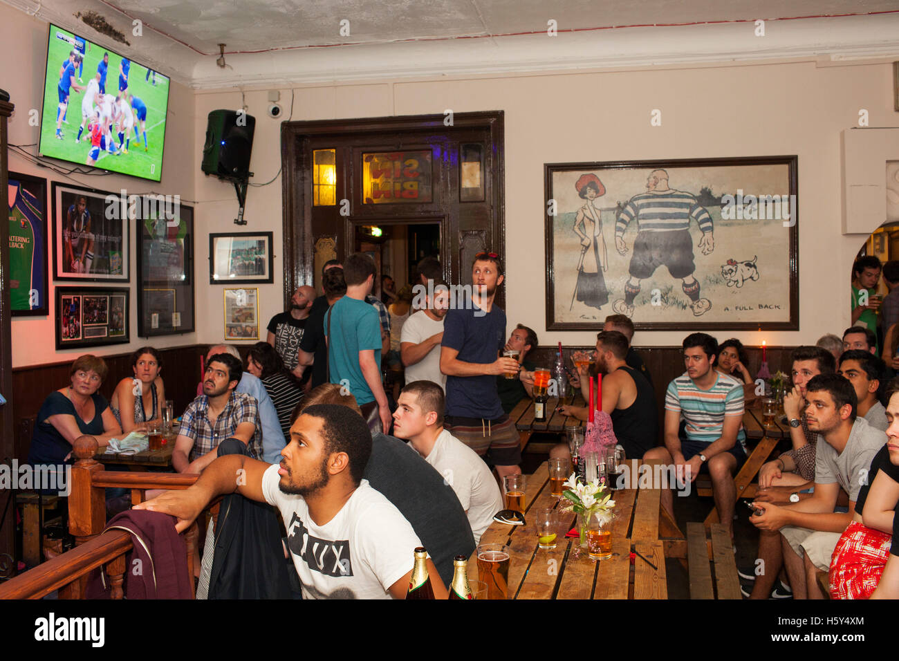 Français, Écossais et l'Angleterre rugby fans regarder la Coupe du monde jeu de préchauffage à l'encontre de la France dans l'affaiblissement de l'Fullback pub à Finsbury Park, au nord de Londres. Banque D'Images