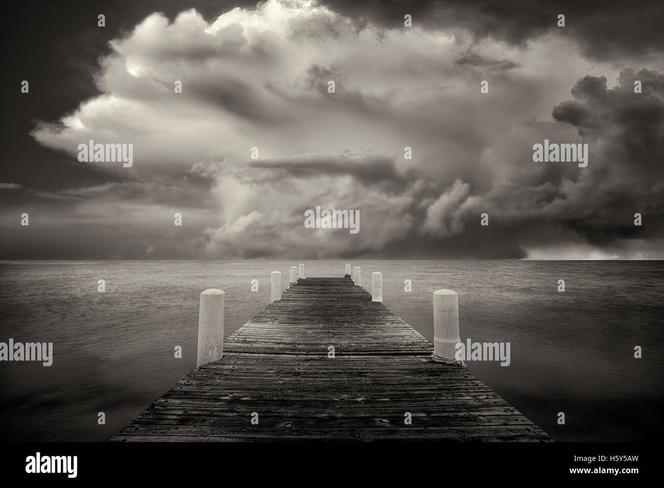 Coucher du soleil et de la jetée. Îles Turques et Caïques. Provdenciales Banque D'Images