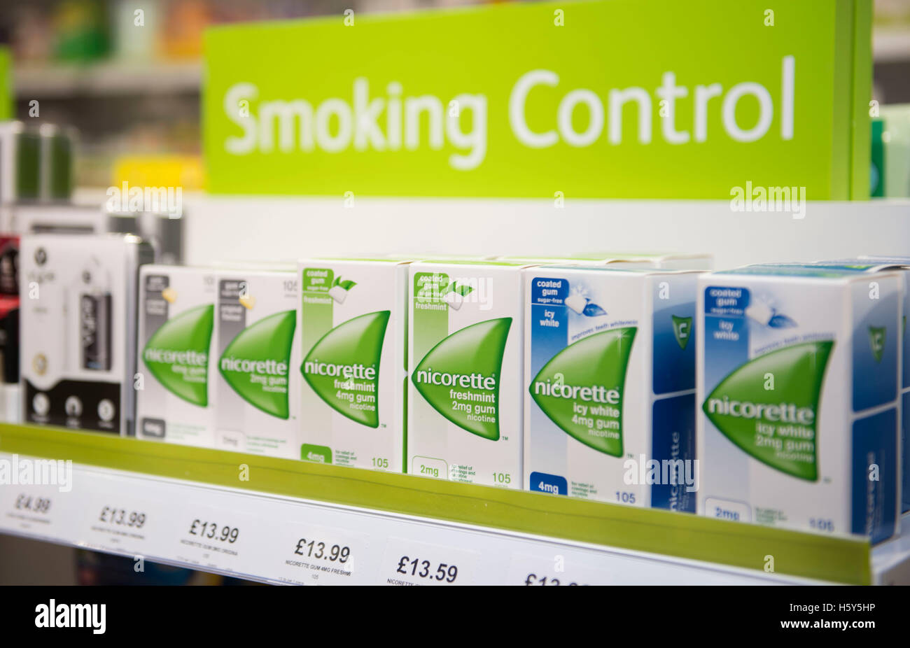 Cesser de fumer Nicorette patches produit et de gomme en vente sur une étagère dans un magasin de chimiste. Banque D'Images