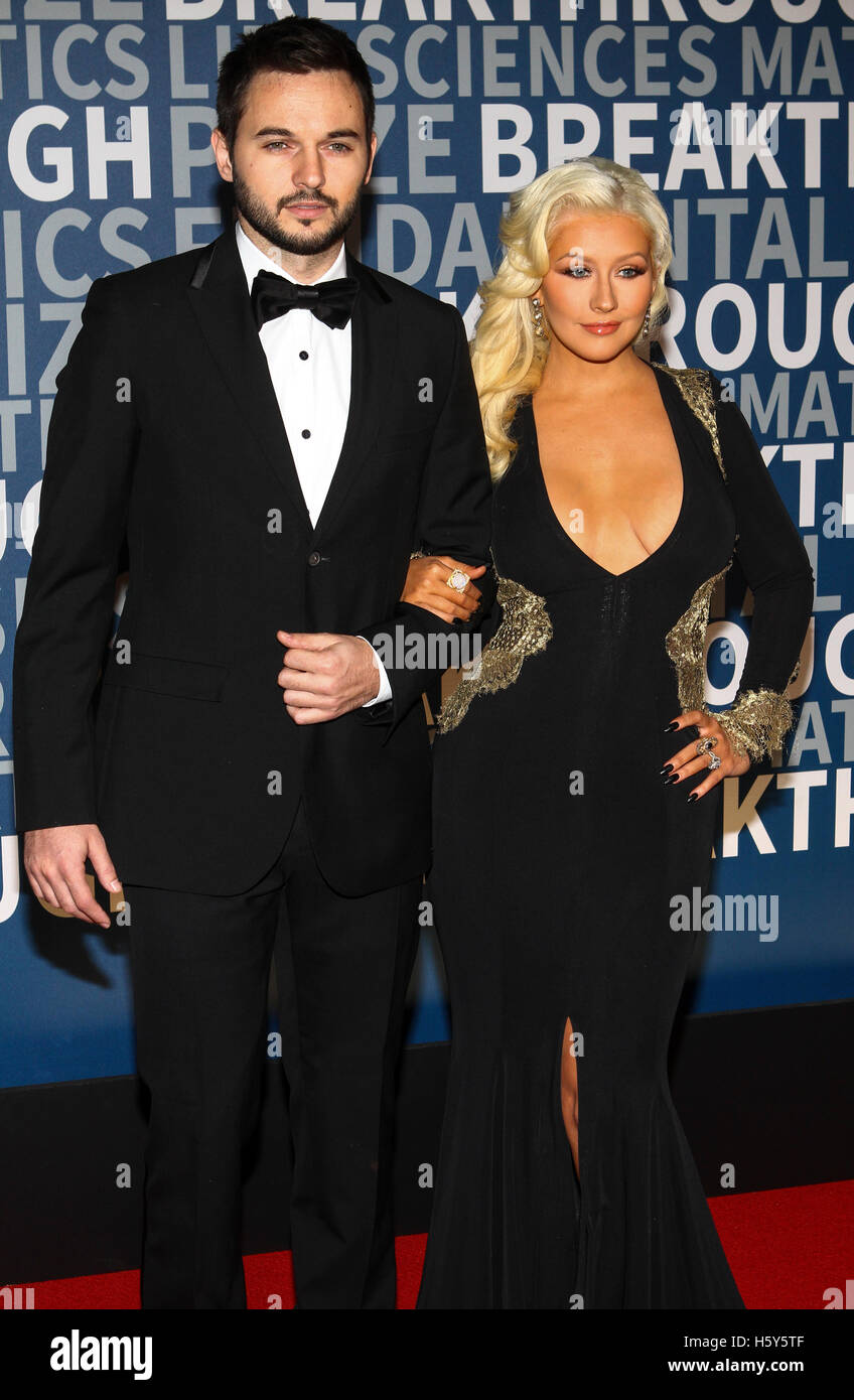 MOUNTAIN VIEW, CA - NOV 8 : Matthew Rutler et auteur-compositeur-interprète Christina Aguilera assister à la cérémonie de remise du prix à la percée du NASA Ames Research Center le 8 novembre 2015 à Mountain View, Californie. (Photographie par Christopher Victorio pour la phot Banque D'Images