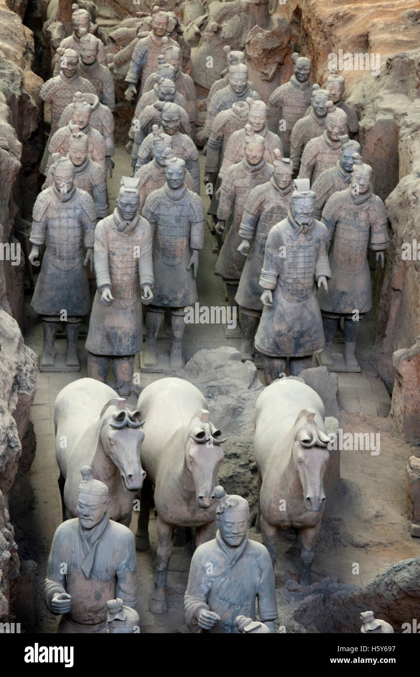 L'armée de guerriers en terre cuite, des puits Numéro 1, Xian, Shaanxi, Chine, Asie. Une ancienne collection de sculptures représentant des armées de Qin Banque D'Images