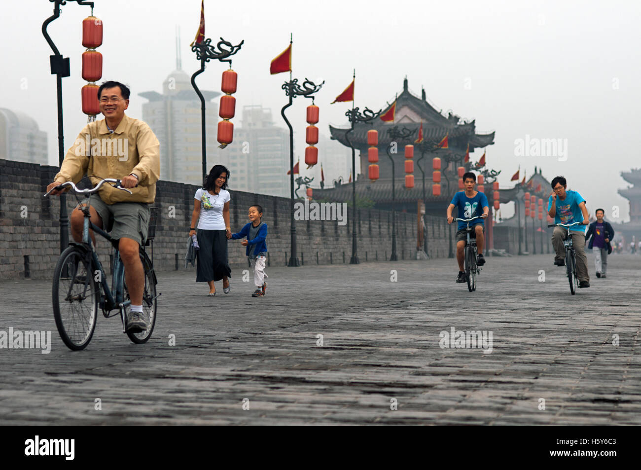 Bibycle ride autour de l'ancienne muraille de la ville de Xian, Shaanxi, Chine Banque D'Images