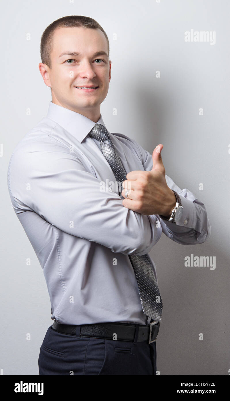 Jeune homme en chemise avec cravate Banque D'Images