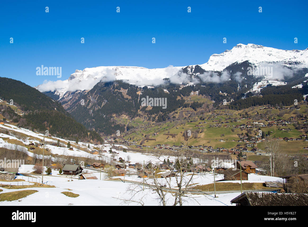 Vue aérienne de montagnes des Alpes en Suisse. Voir l'hélicoptère au-dessus du glacier dans les Alpes suisses. Montagnes couvertes de neige Banque D'Images