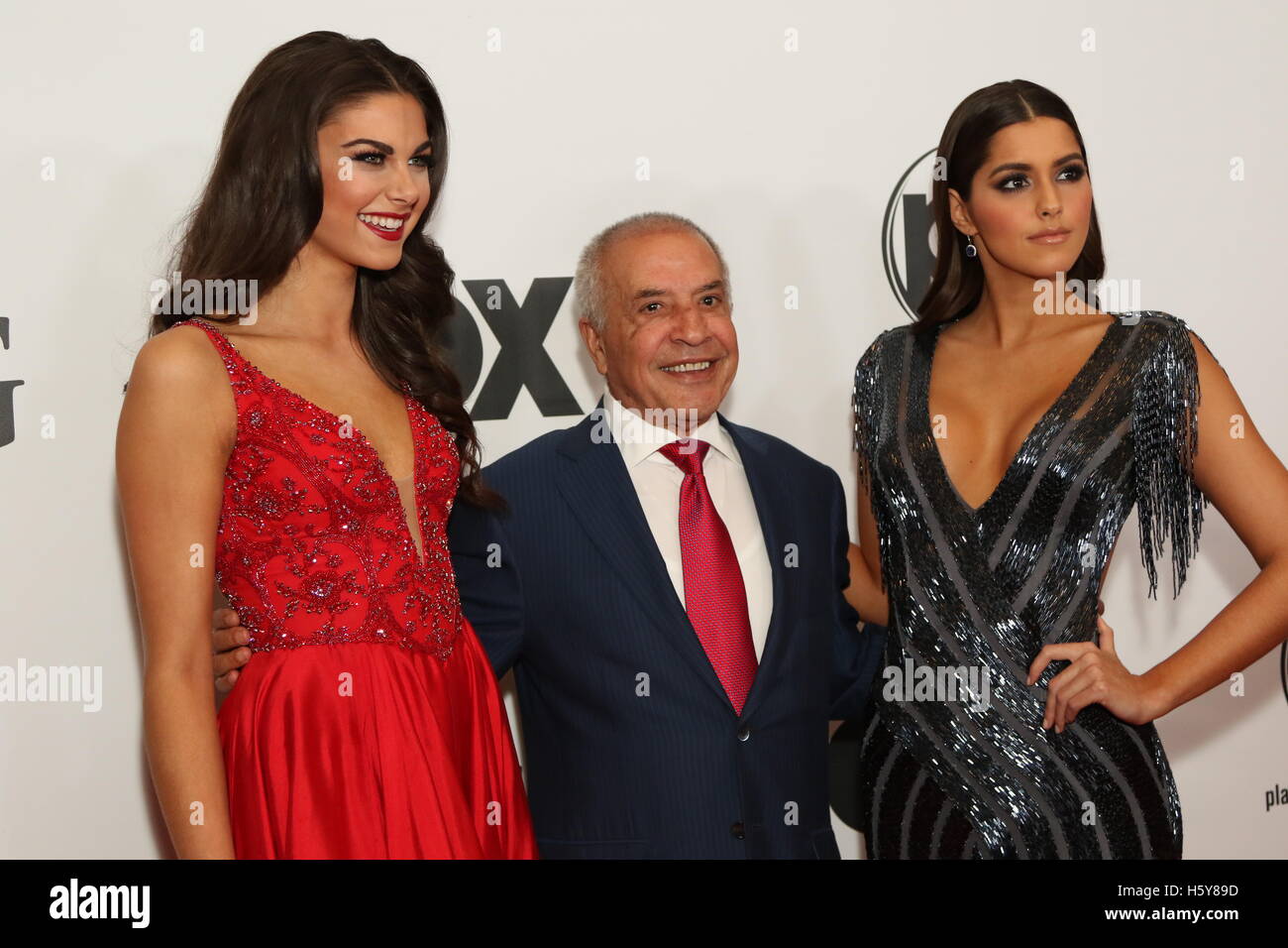 Katherine Haik, Miss Teen USA (l) et Paulina Vega, Miss Univers (r) et Farouk Shami (c) pour l'arrivée de Miss Univers 2015 au Planet Hollywood Resort and Casino le 20 décembre 2015 à Las Vegas, Nevada. Banque D'Images