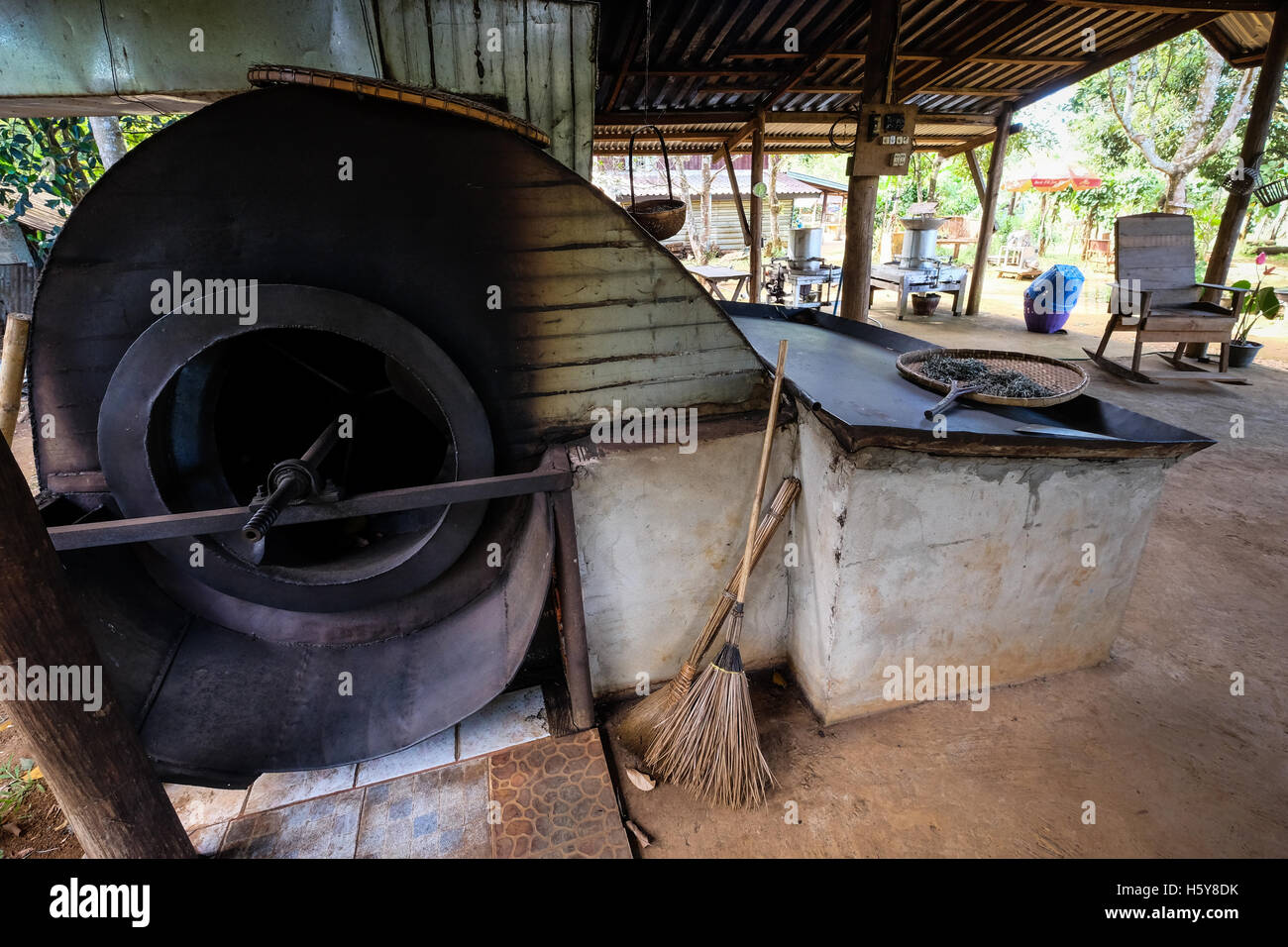 Un grand torréfacteur de café dans le plateu Des Bolavens, Laos Banque D'Images