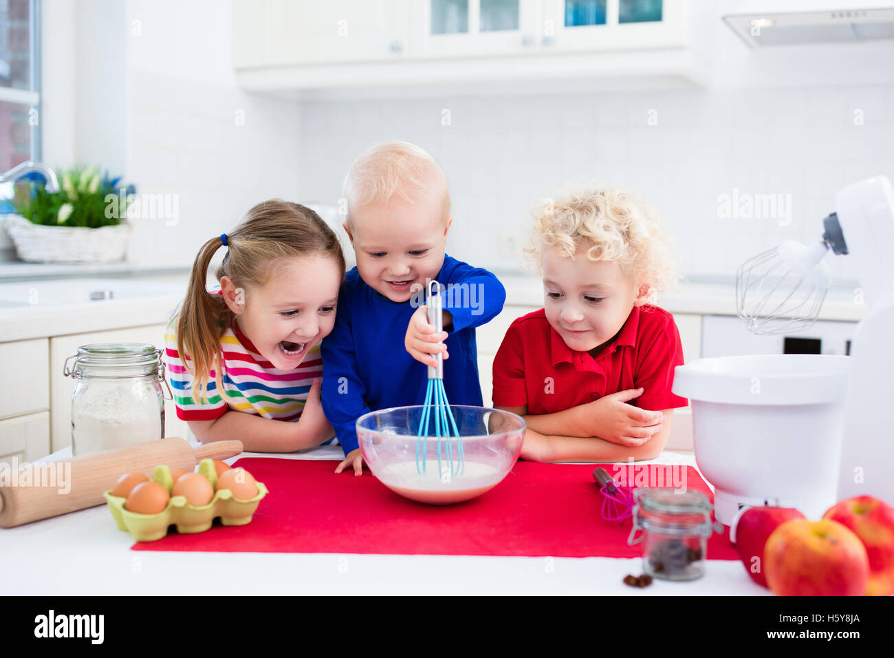 Enfants Mignon Adorable Petite Fille Garcon Et Bebe Drole De Faire De La Pate Pour Un Gateau Les Enfants Melanger La Farine Les Oeufs Et Le Lait Tarte Aux Pommes Au Four