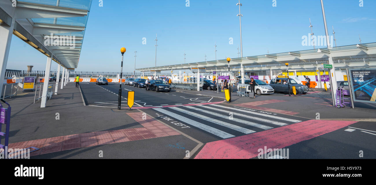 Les ramasser et déposer à l'aéroport Londres Heathrow zone Banque D'Images