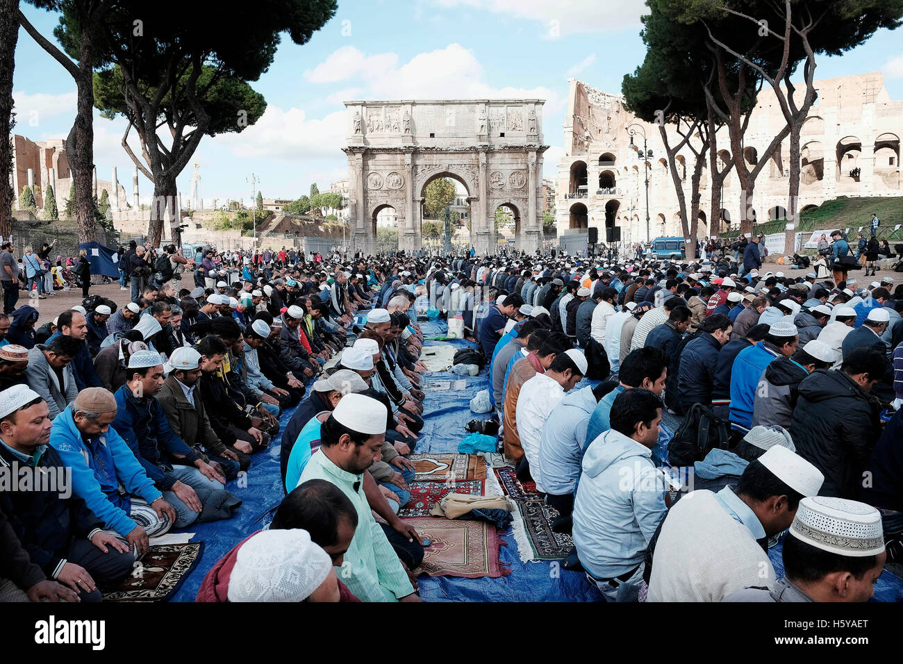 Rome, Italie. 21 Oct, 2016. Les musulmans prient devant le Colisée et l'Arc de Constantin, pour protester contre la fermeture de leurs lieux de culte Crédit photo : Danilo Balducci/Sintesi/Alamy Live News Banque D'Images