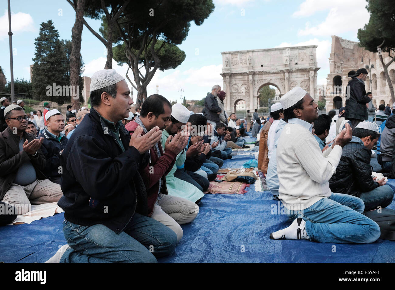 Rome, Italie. 21 Oct, 2016. Les musulmans prient devant le Colisée et l'Arc de Constantin, pour protester contre la fermeture de leurs lieux de culte Crédit photo : Danilo Balducci/Sintesi/Alamy Live News Banque D'Images