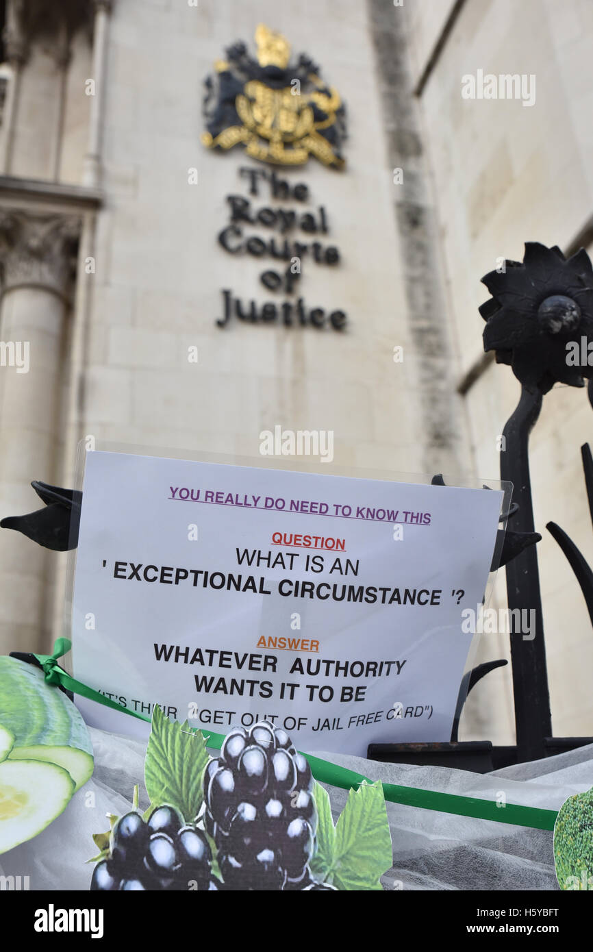 Royal Courts of Justice, London, UK. 21 octobre 2016. quatre ans entre cas terrasse agricole, les allotissements et Watford conseil Banque D'Images