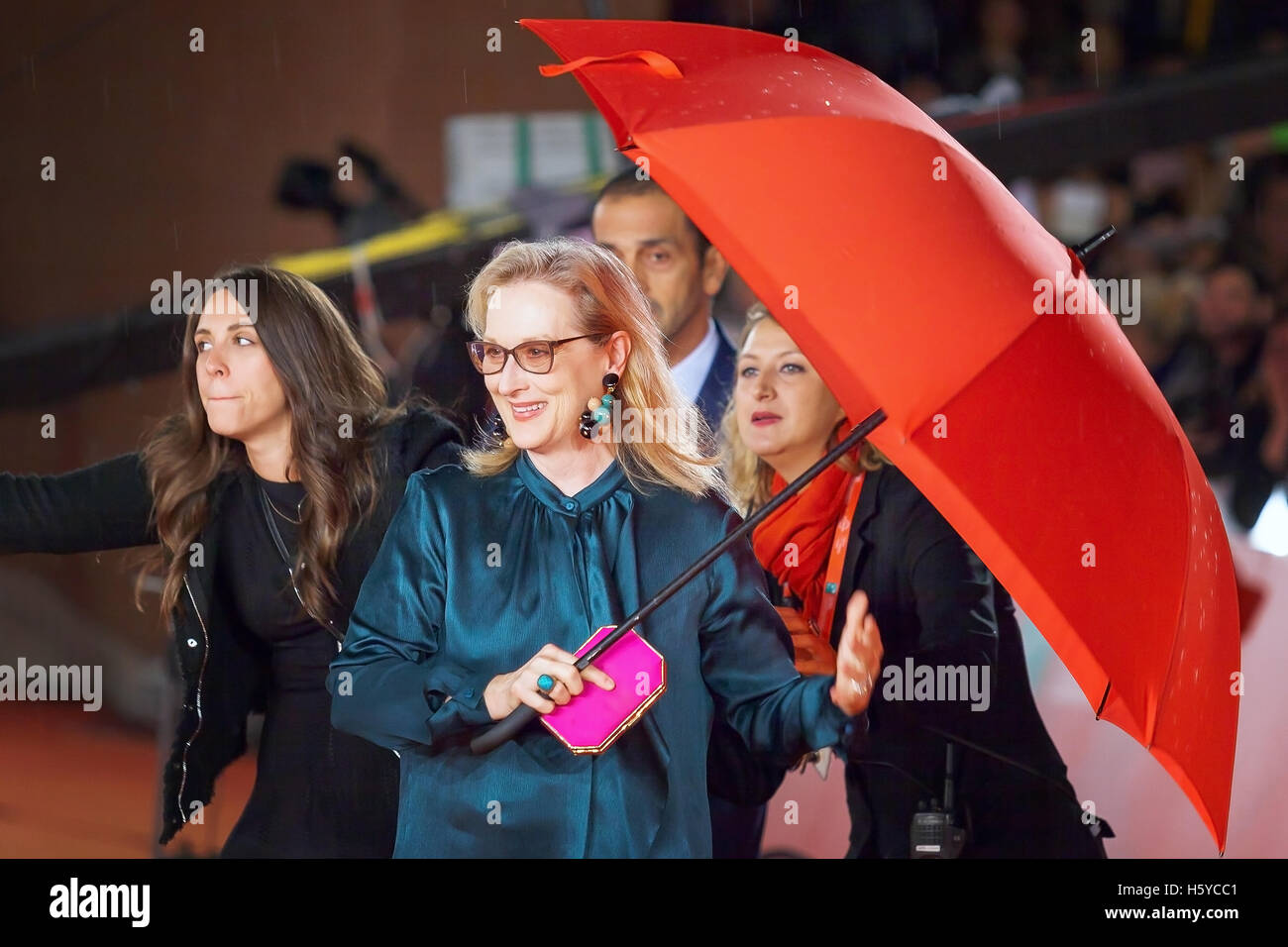 Cinema parapluie umbrella Banque de photographies et d'images à haute  résolution - Alamy