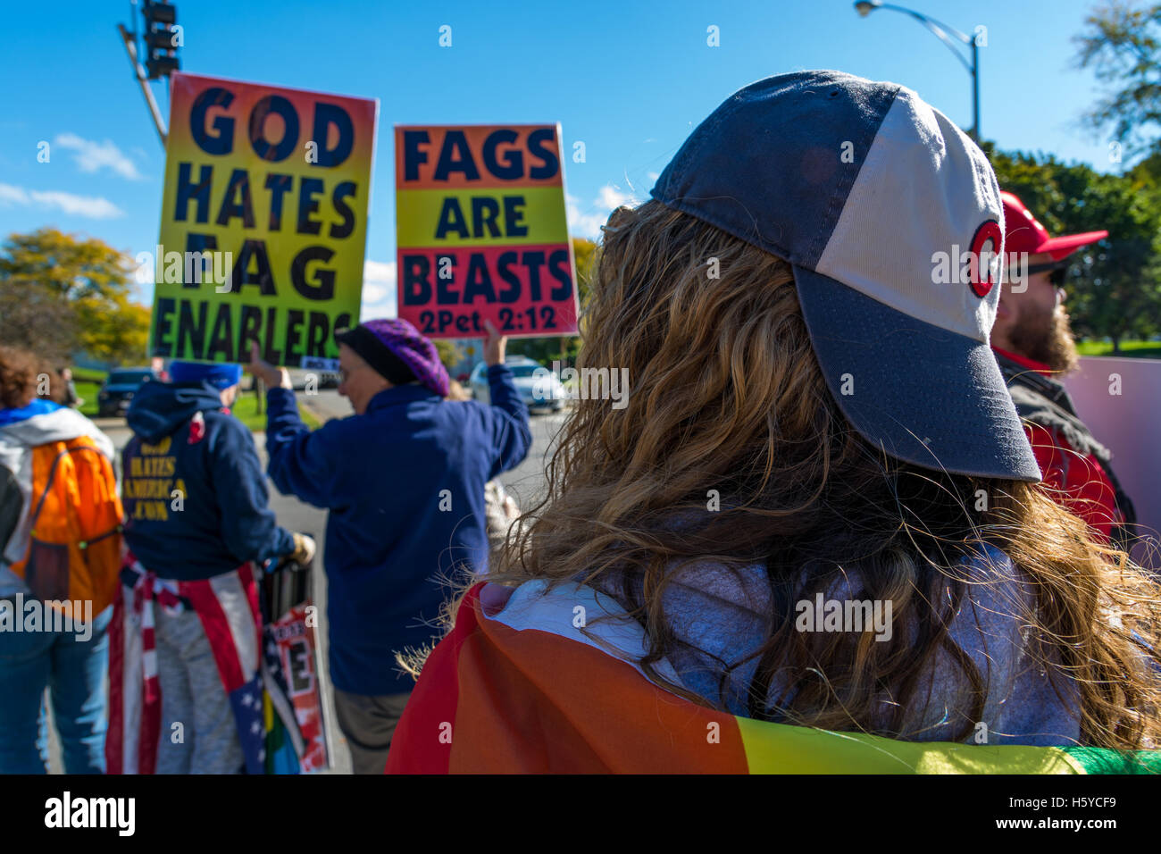 Chicago, USA. 21 octobre, 2016. Contre-manifestant enveloppée de drapeau arc-en-ciel suivant pour les manifestants en face de Weiss Memorial Hospital's Centre pour l'opération de confirmation dans le quartier Uptown à Chicago. 21/10/16 Crédit : Peter Serocki/Alamy Live News Banque D'Images