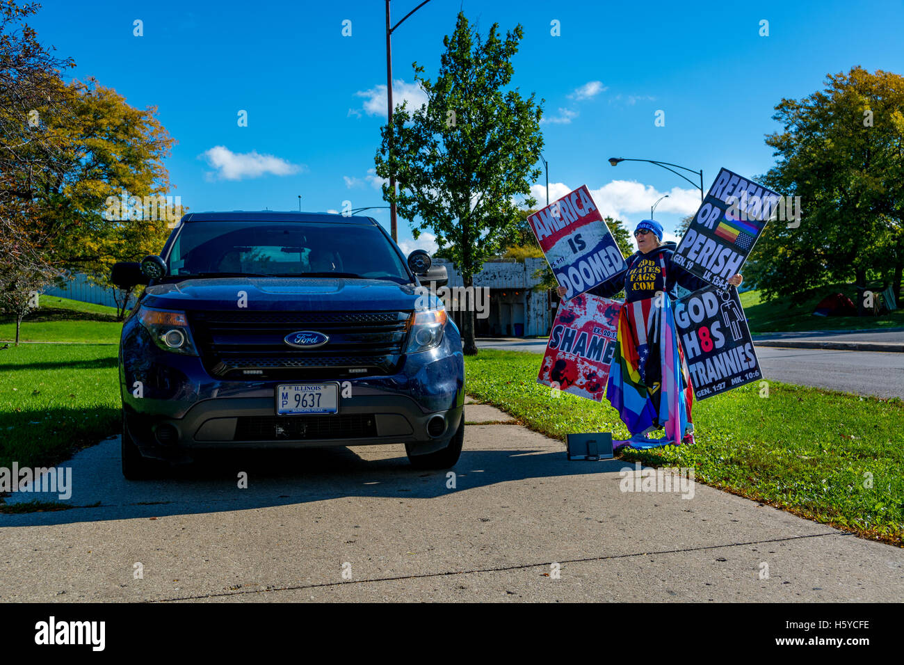 Chicago, USA. 21 octobre, 2016. L'Église baptiste de Westboro manifestant des signes à côté de l'escouade de police voiture devant Weiss Memorial Hospital's Centre pour l'opération de confirmation dans le quartier Uptown à Chicago. 21/10/16 Crédit : Peter Serocki/Alamy Live News Banque D'Images