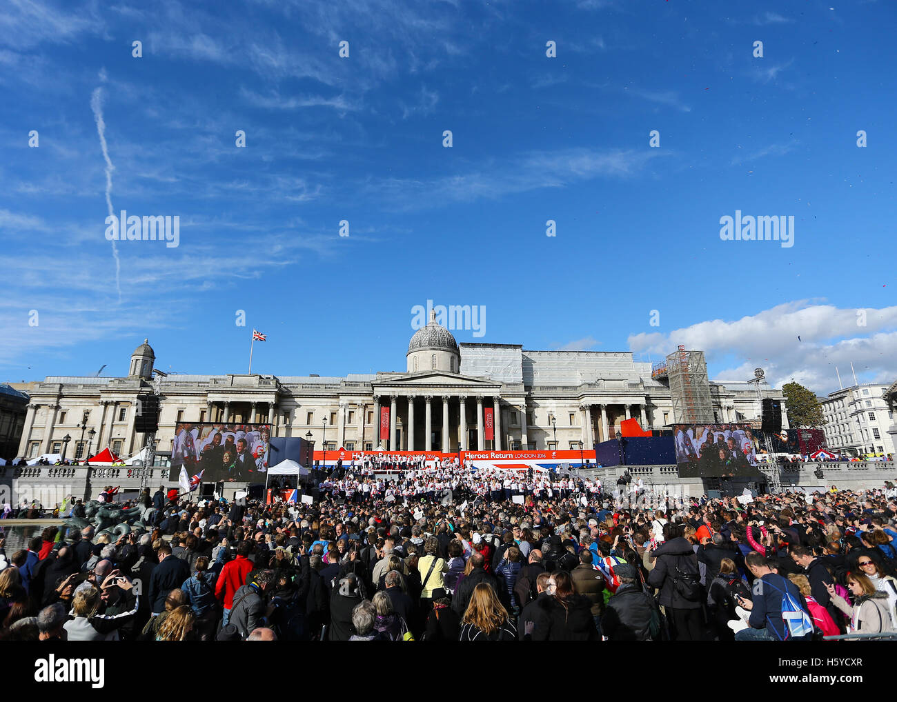 Trafalgar Square, Londres, Royaume-Uni. 18 Oct, 2016. L'équipe de Londres GO Retour des héros. Les athlètes et foule applaudir les uns les autres à la fin de l'Action © parade Plus Sport/Alamy Live News Banque D'Images