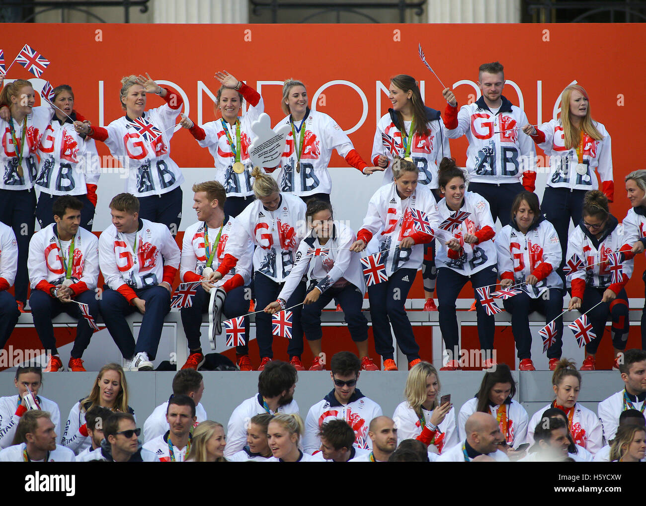 Trafalgar Square, Londres, Royaume-Uni. 18 Oct, 2016. L'équipe de Londres GO Retour des héros. L'équipe féminine de hockey de célébrer leur succès © Plus Sport Action/Alamy Live News Banque D'Images