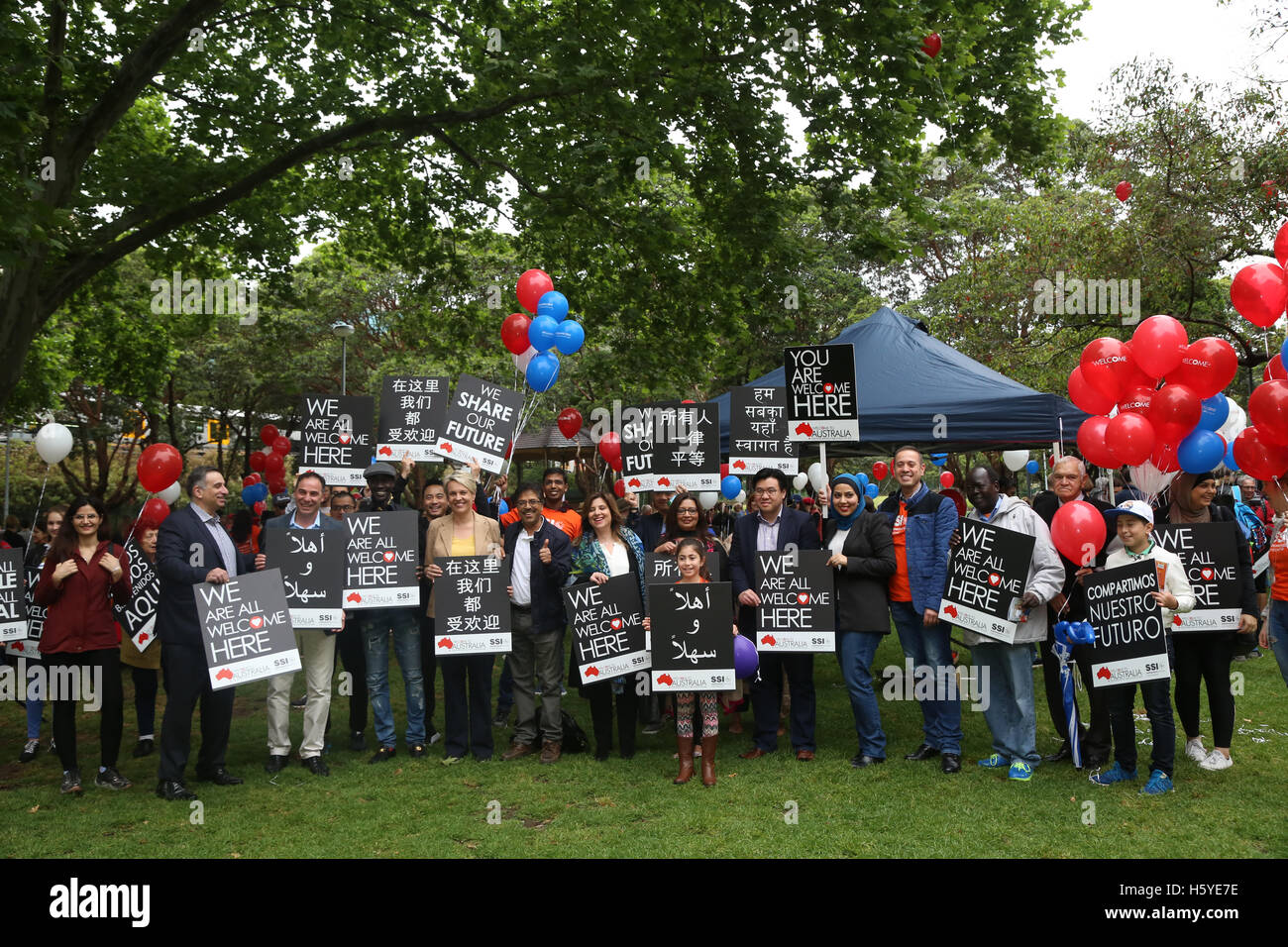 Sydney, Australie. 22 octobre 2016. La "marche ensemble" est un événement annuel, qui a lieu dans les grandes villes d'Australie, qui célèbre le multiculturalisme et la diversité. Cette année, l'événement de Sydney a commencé à Belmore Park où plusieurs orateurs ont assemblé les addressd avant ils marchèrent vers le parc Victoria, Camperdown pour plus de discours et de divertissement. Sur la photo : certains des principaux dignitaires impliqués, y compris en in Labour Party Jihad MP Dib, Deng Thiak Adut, chef adjoint de l'Opposition Tanya Plibersek, Commissaire à la discrimination raciale, Tim Soutphommasane Al-faroukhi Mehreen MP , verts et Mar Banque D'Images