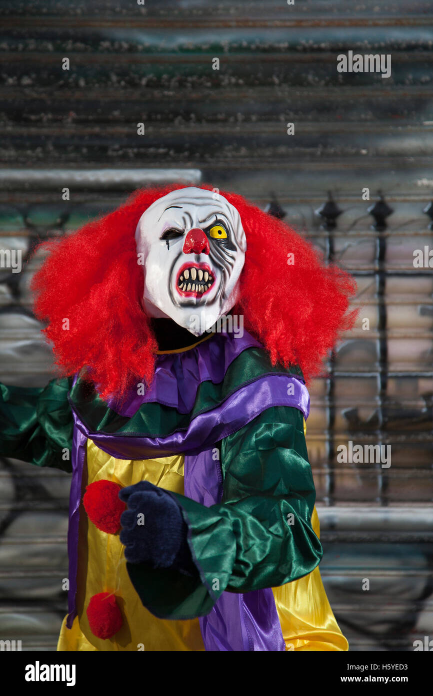 Un tueur clown Halloween avec masque, visage blanc, perruque de cheveux  rouge, et une expression de peur de crier, Southport, Merseyside,  Royaume-Uni Photo Stock - Alamy