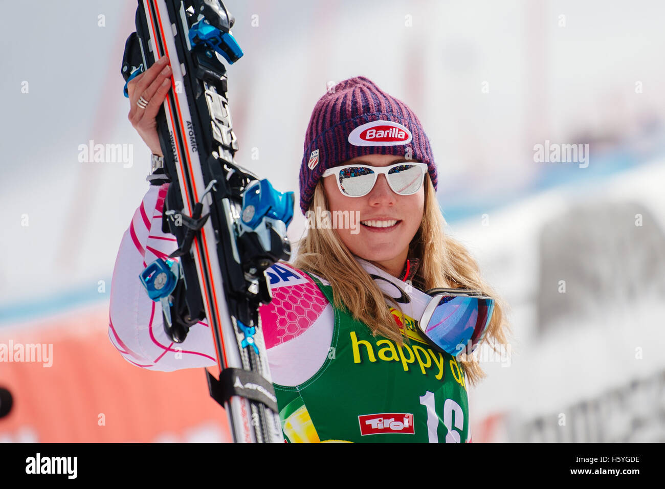 Sölden, Autriche. 22 octobre, 2016. Mikaela Shiffrin de des USA célèbre après avoir placé deuxième lors de la Coupe du Monde FIS de slalom géant dames course à Sölden, Autriche le 22 octobre 2016. Credit : Jure Makovec/Alamy Live News Banque D'Images