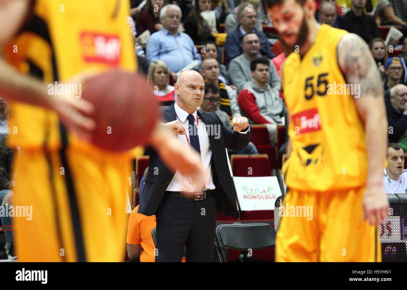 Sopot, Pologne 22, Oct 2016 Ligue de basket-ball polonaise match entre Trefl Sopot et Rosa Radom équipes à ERGO Arena sports hall à Sopot. Wojciech Kaminski Rosa Radom entraîneur en chef est visible pendant le jeu. Banque D'Images