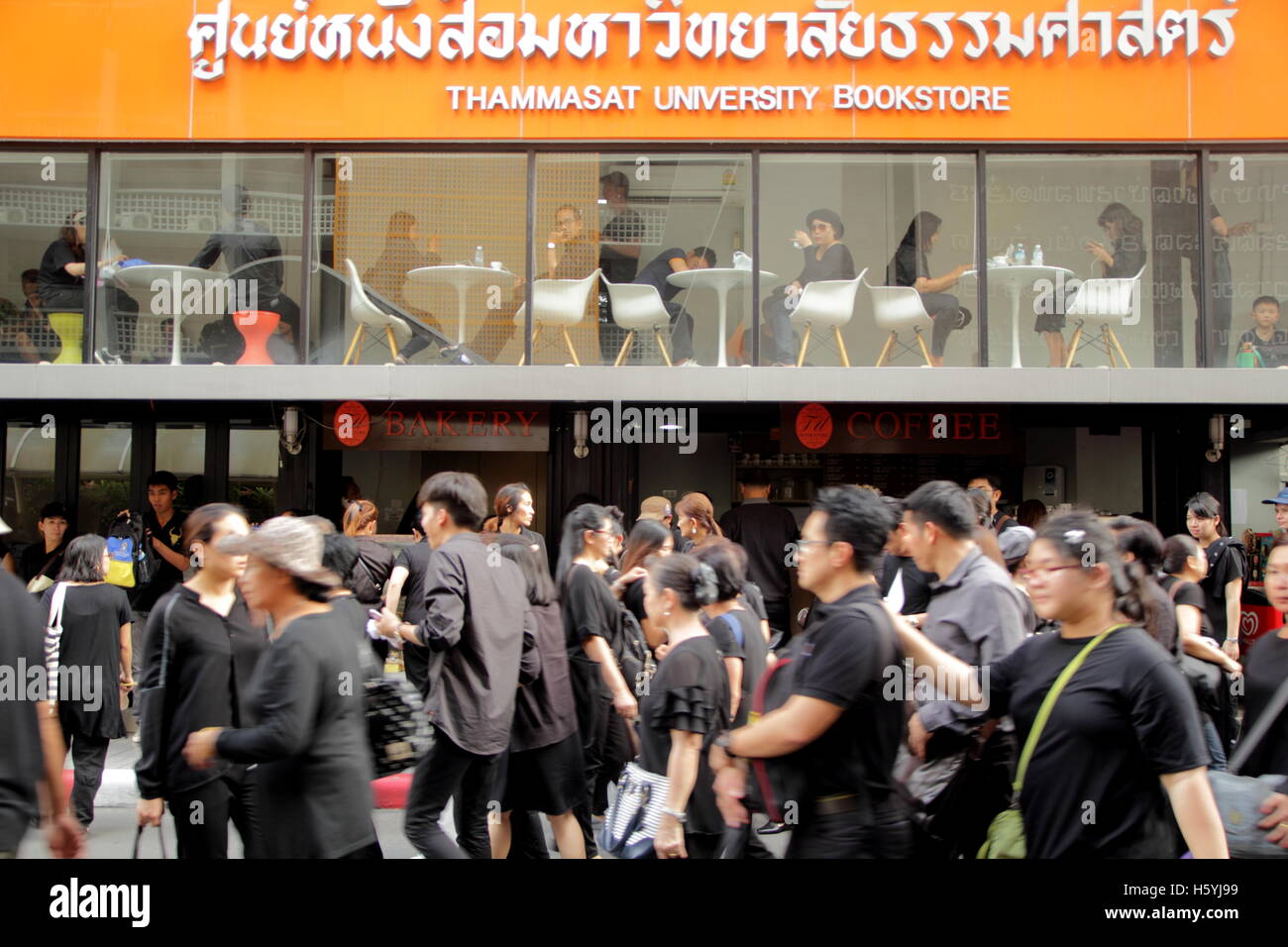 Bangkok, Thaïlande. 22 octobre, 2016. Pleureuses vêtues de noir pour rendre hommage au regretté roi Bhumibol Adulyadej thaïlandais à l'université Thammasat à Bangkok. Le roi Bhumibol Adulyadej de Thaïlande est décédé après une longue maladie, le palais a annoncé le 13 octobre 2016. Un Sahakorn Crédit : Piti/Alamy Live News Banque D'Images