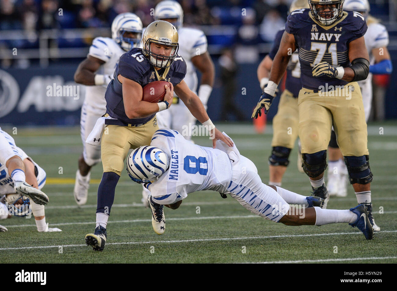 Annapolis, Maryland, USA. 22 octobre, 2016. Le quart-arrière de l'Académie Navale d'une valeur VA (15) est abordé par l'University of Memphis dvd ARTHUR MAULET (8) à l'Navy-Marine Corps Memorial Stadium, Annapolis, Maryland. © Amy Sanderson/ZUMA/Alamy Fil Live News Banque D'Images