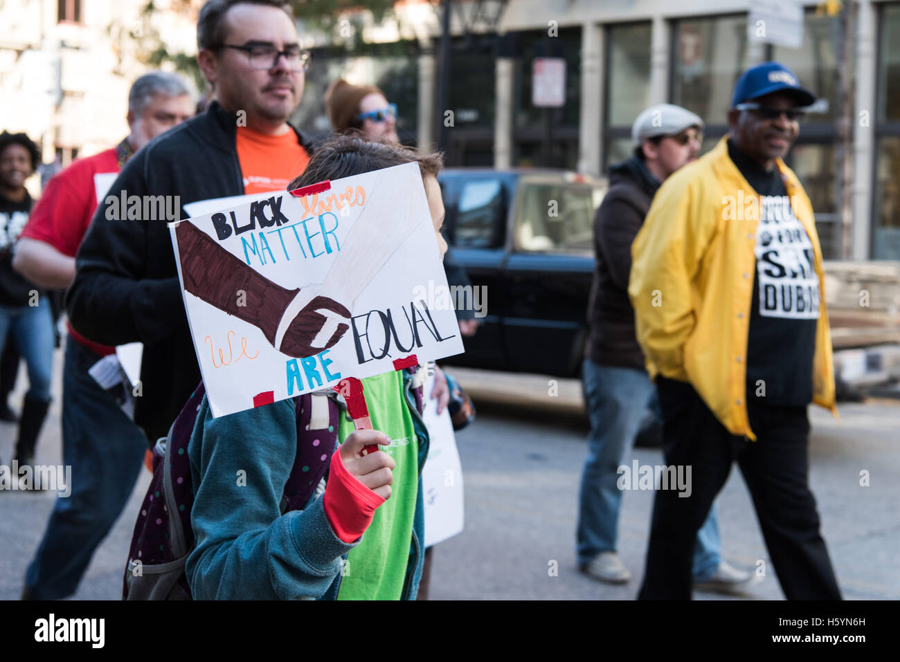 Cincinnati, OH, USA. 22 octobre, 2016. Un jeune manifestant est titulaire d'un panneau disant 'Black vit Question Nous sommes égaux Crédit : Caleb Hughes/Alamy Live News. Banque D'Images