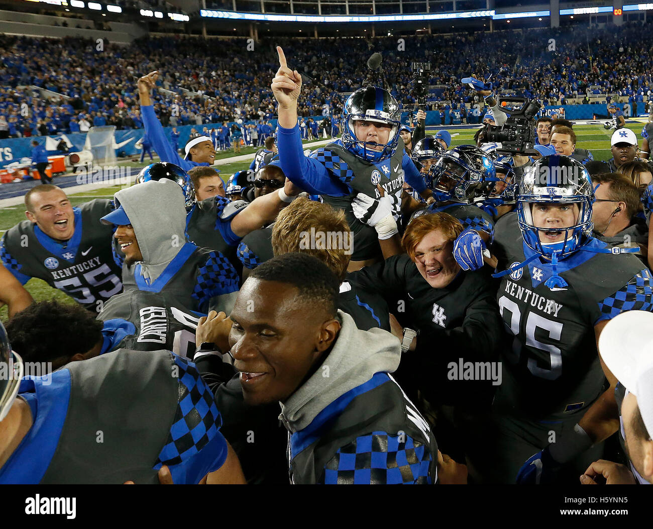 Lexington, Kentucky, USA. 22 octobre, 2016. Kentucky Wildcats place kicker Austin MacGinnis (99) a donné un tour sur les épaules de ses coéquipiers après qu'il a lancé l'objectif que le champ gagnante Université du Kentucky a accueilli l'Université Vanderbilt au stade du Commonwealth à Lexington, KY., samedi 8 octobre 2016. C'est quatrième trimestre college football action. La France a gagné 40-38 Lexington Herald-Leader © ZUMA/wire/Alamy Live News Banque D'Images Lexington, Kentucky, USA. 22 octobre, 2016. Kentucky Wildcats place kicker Austin MacGinnis (99) a donné un tour sur les épaules de ses coéquipiers après qu'il a lancé l'objectif que le champ gagnante Université du Kentucky a accueilli l'Université Vanderbilt au stade du Commonwealth à Lexington, KY., samedi 8 octobre 2016. C'est quatrième trimestre college football action. La France a gagné 40-38 Lexington Herald-Leader © ZUMA/wire/Alamy Live News Banque D'Images