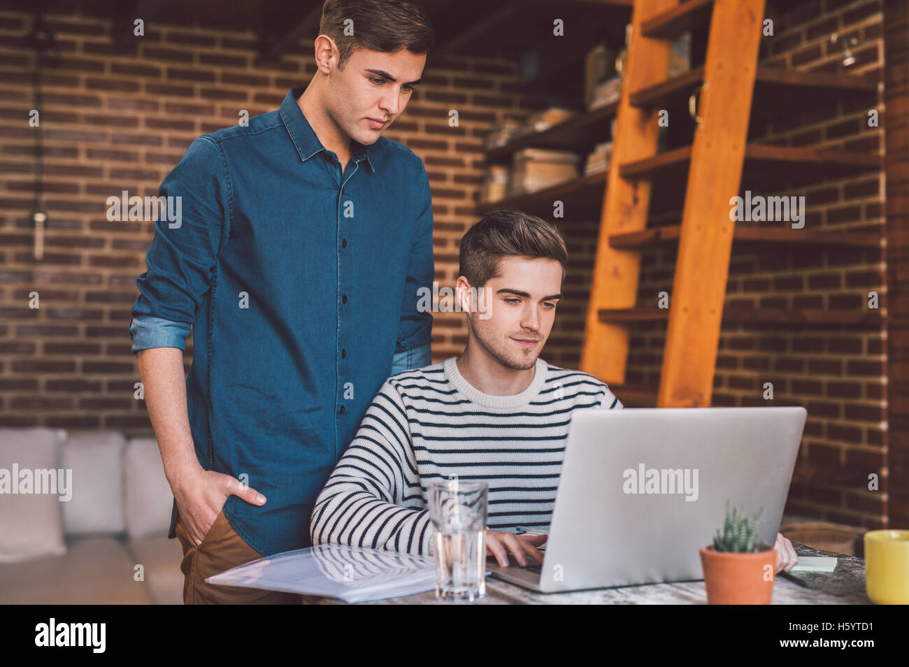 Ils sont une technologie jeune couple Banque D'Images